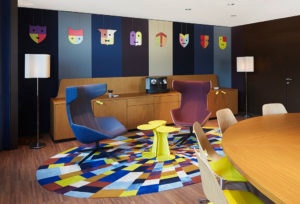 Blick in die Zunftstube des 25h Hotels